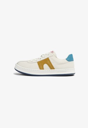 Bílé kožené tenisky s hnědým semišovým detailem, světle modrým poutkem na patě, bílými tkaničkami a texturovanou gumovou podrážkou.