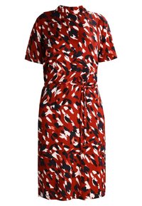 Robe rouge à manches courtes longueur genou avec imprimé abstrait noir et blanc, col montant et ceinture en tissu assortie nouée à la taille.