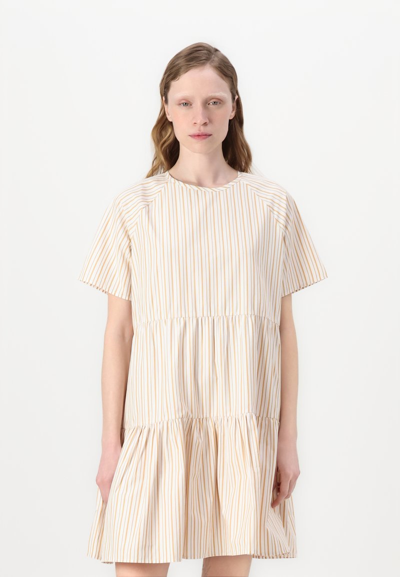 Robe à manches courtes rayée en crème et jaune clair, avec une jupe tiered froncée et un col rond, confectionnée dans un tissu léger.