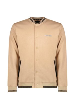 Beige button-up bomberjack met gestreepte kraag, manchetten en zoom, zwart afgewerkte zakken en de tekst "CARS1982" op de linkerborst.