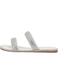 Zilveren slide sandalen met twee brede banden versierd met rhinestones, een gladde witte voering en een platte tan zool.