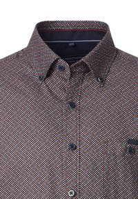 Braun-blau gemustertes Hemd mit Button-Down-Kragen, schwarzen Knöpfen und einem kleinen Taschen-Detail auf der Brust. Legere Passform.