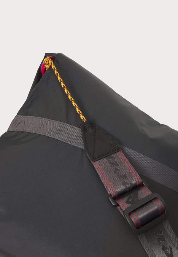 GRID MESSENGER BAG UNISEX - Cross body bag - raven4