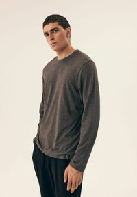 Henderson MIKE SET ciemnoszary