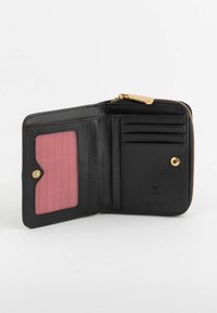 Schwarze Leder-Geldbörse mit goldenen Beschlägen, ausgestattet mit Kartenfächern, einem Ausweisfenster mit einem rosa Netz-Hintergrund und RFID-Schutz. Mit Reißverschluss.