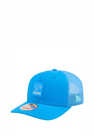 Casquette bleue avec un devant solide et un dos en mesh, dotée d'un patch logo des Detroit Lions, d'un visière incurvée et d'une sangle réglable.