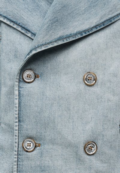 Hellblaues Jeansjacke von vorne mit gefaltetem Revers und vier glänzenden braunen Knöpfen in zwei Reihen.