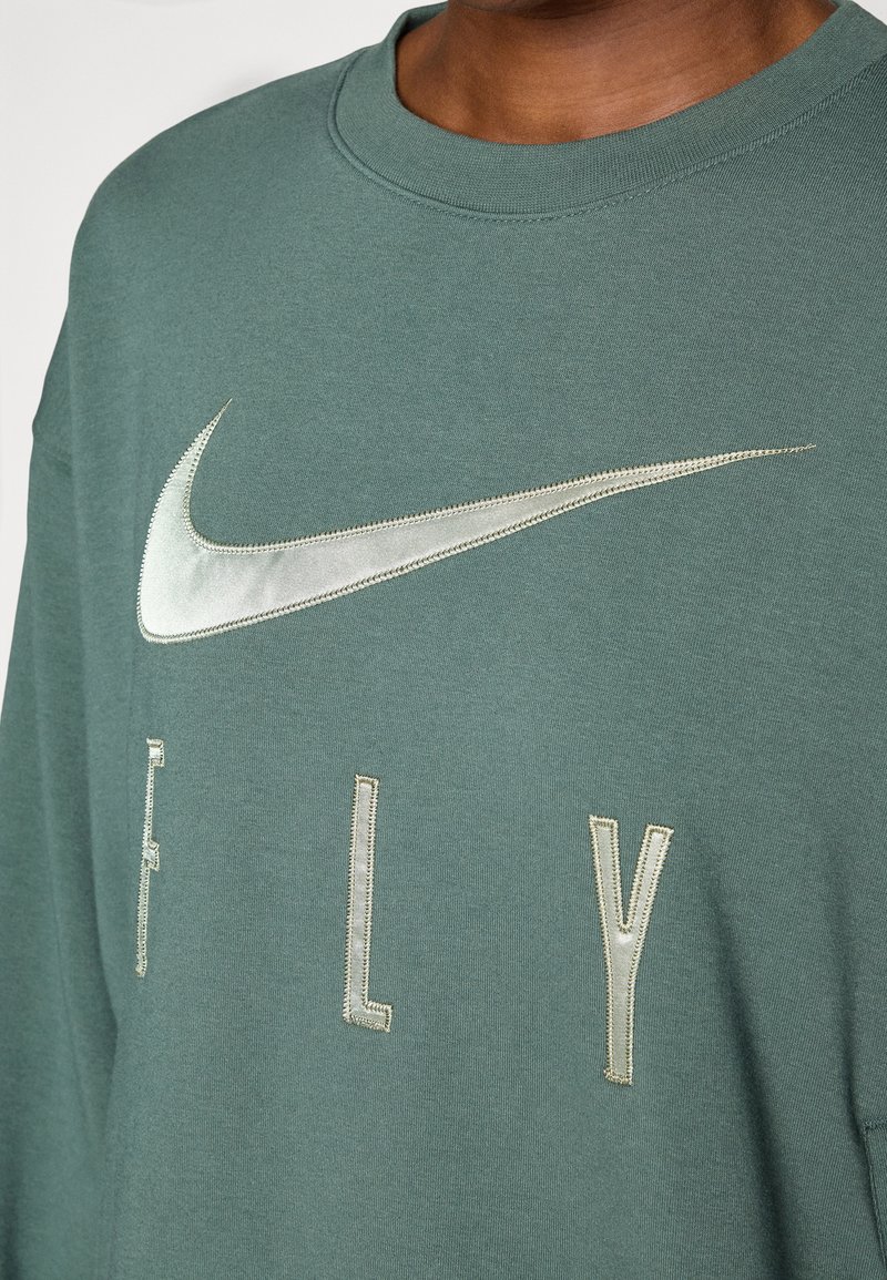 Felpa verde con grande logo Nike in argento e lettere "F L Y" ricamate sotto il logo sul petto.