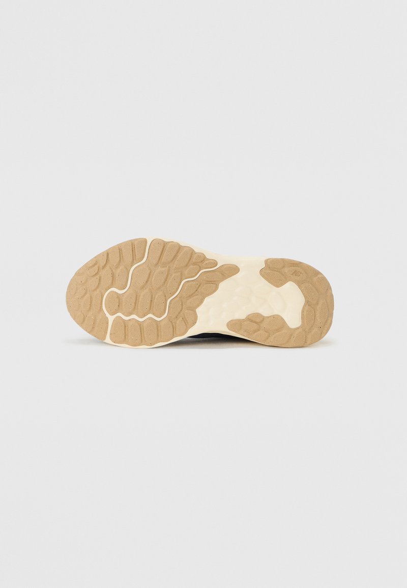 Suola della scarpa con un motivo testurizzato in beige e marrone chiaro. Materiale in gomma resistente con una forma ampia e arrotondata per garantire aderenza.