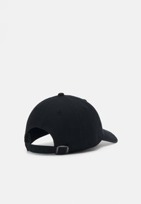 Gorra de algodón negra con visera curva, correa ajustable en la parte posterior y seis agujeros de ventilación. Textura suave, diseño minimalista.