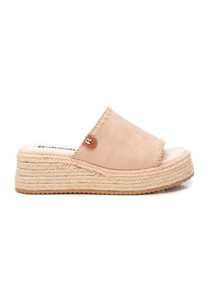 Sandalia de cuña beige con parte superior de cuero suave, plantilla de yute trenzado y un pequeño logotipo en el lateral. Suela de goma texturizada.