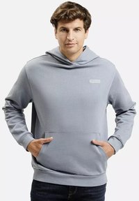 Jasnoszara bluza z kapturem z kieszenią z przodu, sznurkiem przy kapturze i ściągaczami przy rękawach. Gładka tekstura, minimalistyczny design, z małą metką z logo.