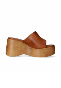 Sandal in pelle marrone a scivolo con una cintura ampia, caratterizzato da una suola piatta spessa di un colore tan più chiaro e una punta arrotondata.