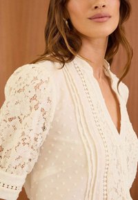 Love & Roses DOBBY SLEEVE REGULAR FIT - Blúzka - ivory white