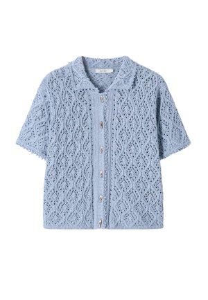 Cardigan bleu clair à manches courtes en maille avec un motif en losanges ajourés, petit col et six fermetures à boutons avec brides sur le devant.
