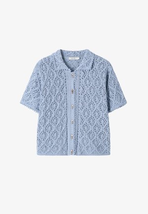 Cardigan bleu clair à manches courtes en maille avec un motif en losanges ajourés, petit col et six fermetures à boutons avec brides sur le devant.