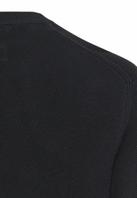 Zwarte gebreide trui met een gestructureerd oppervlak, geribbelde halslijn en schuine schoudernaden voor een gestructureerd ontwerp.