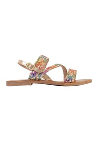 Sandalias trenzadas con suela plana, con tiras tejidas multicolores y una hebilla dorada, sobre una base beige para un diseño ligero.