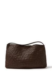 Bolso de mano de cuero trenzado marrón con una forma suave y curvada y una correa única. Presenta una superficie texturizada y un diseño sin costuras.