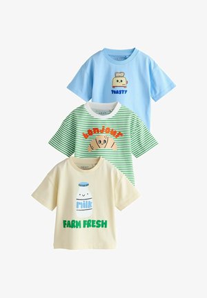 Drei Kinder-T-Shirts: blau mit einem Grafikmotiv eines Toasts, grün gestreift mit einem Croissant und dem Schriftzug "bonjour" sowie cremefarben mit einer Milchflasche und dem Schriftzug "farm fresh".
