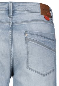 Lichtblauwe denim jeans met een hoge taille, zichtbare stiksels en twee achterzakken. Voorzien van een bruine leren patch met de merknaam op de taille.