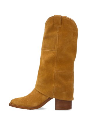 Beiger Cowboy-Stiefel aus Wildleder, mittellang, mit abgerundetem Quadratsohlabsatz, Holzblockabsatz und Zuglasche oben.