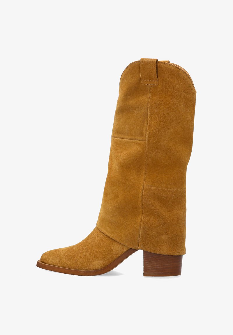 Halverwege de kuit, bruine suède cowboylaars met een afgeronde vierkante neus, houten blokhak en een uittreklus bovenaan.