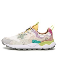Mehrfarbiger Sneaker mit einem Obermaterial aus weißem Leder und Mesh, grauen Wildlederakzenten, grünen und lila Details sowie einer robusten grauen Außensohle.