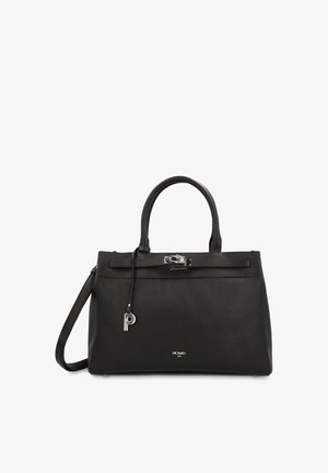 Sac à main en cuir noir texturé avec poignées supérieures, fermoir argenté, bandoulière et un pendentif argenté "P" suspendu.