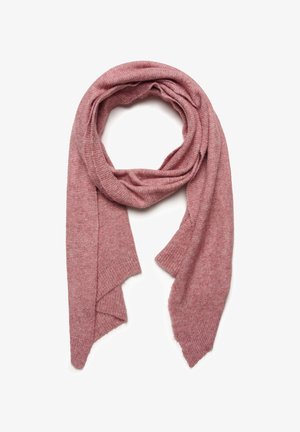 Écharpe douce en tricot rose poussiéreux, bouclée lâchement, présentant des bords côtelés et un tissu confortable et texturé sur fond blanc.