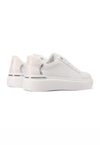 Sneakers bianchi in pelle con una texture liscia, dettagli argentati sul tallone e una suola imbottita per un maggiore comfort. Presentano un design minimalista.