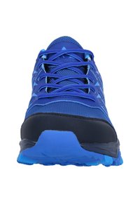 Blå sportskor med meshtopp, svarta accenter, texturerad gummisula och framträdande triangulära mönster. Utrustad med snörning för en säker passform.