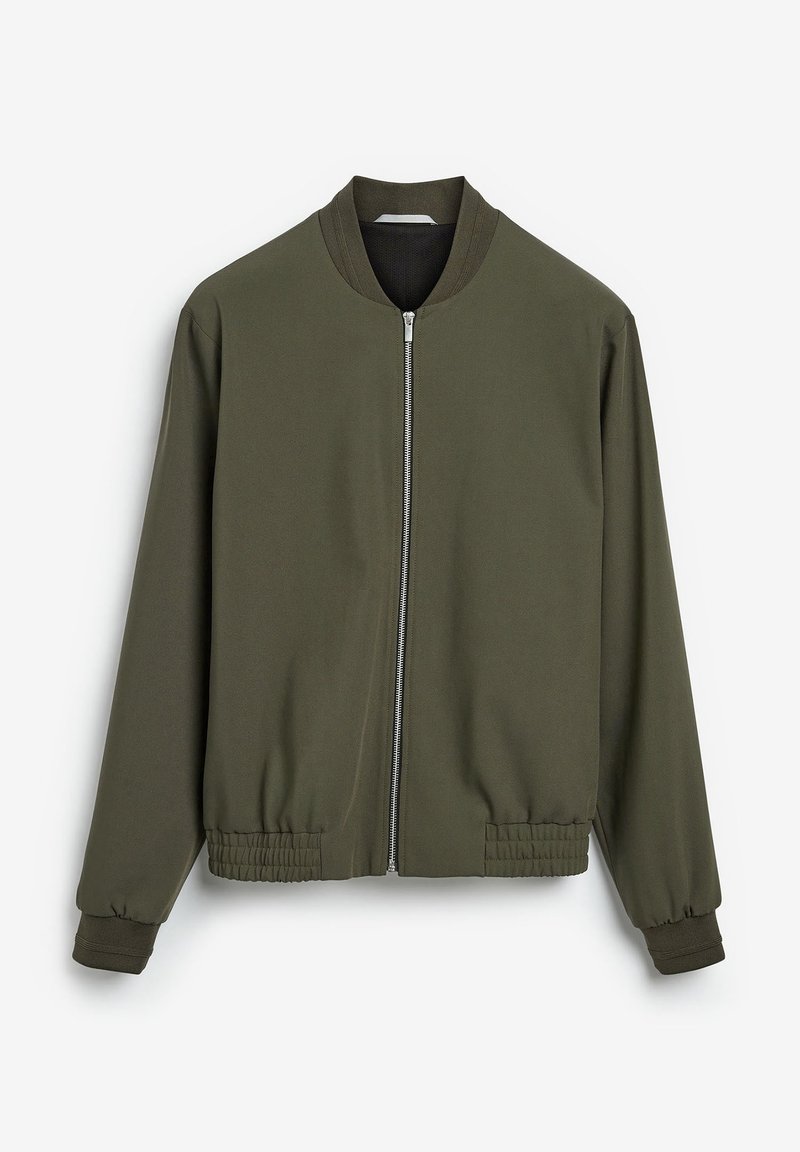 Veste bomber vert olive avec fermeture éclair à l'avant, col, poignets côtelés et taille élastique, présentée sur un fond blanc.