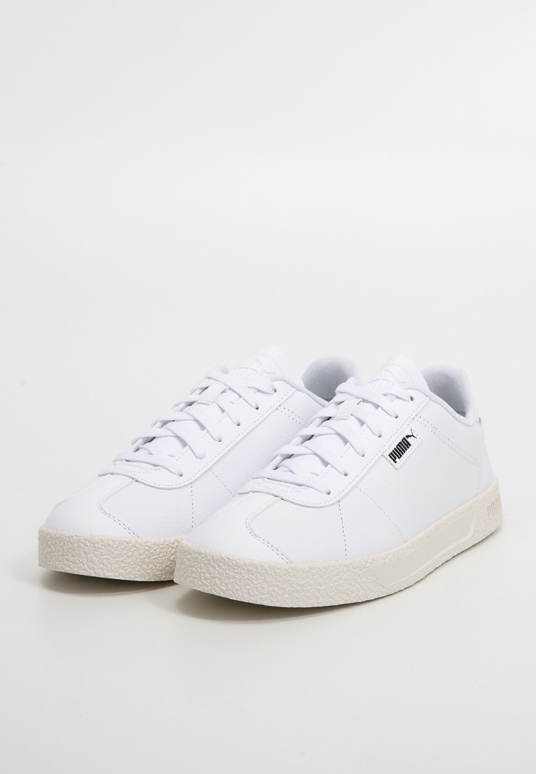 Białe syntetyczne sneakersy z płaskimi sznurowadłami, teksturowaną kremową gumową podeszwą i subtelnym logo z boku. Okrągły czubek i minimalistyczny design.