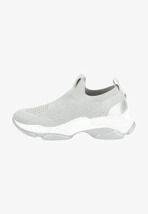 Lys grå slip-on sneakers med en mesh-overdel, polstret krave og en tekstureret hvid sål med riller for bedre greb.