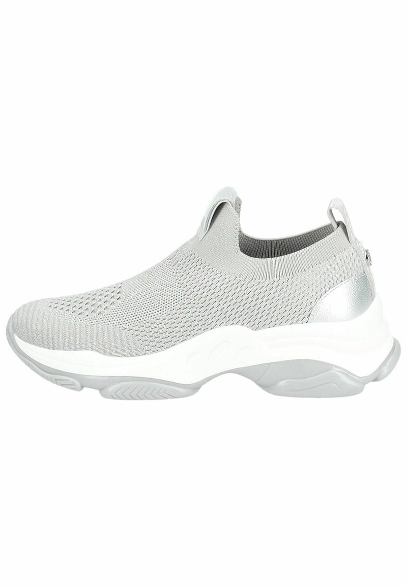 Hellgraue Slip-On-Sneaker mit einem Obermaterial aus Netzgewebe, gepolstertem Kragen und einer strukturierten weißen Sohle mit Rillen für besseren Halt.