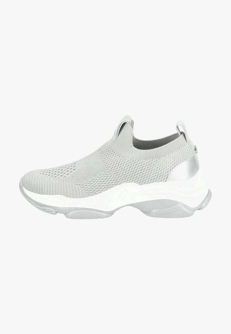 Světlé šedé slip-on tenisky s vrchním dílem z jemné síťoviny, polstrovaným límcem a strukturovanou bílou podrážkou s drážkami pro lepší trakci.