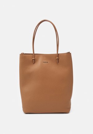 Sac fourre-tout en cuir tan avec une texture lisse, deux poignées, une fermeture éclair et un détail de logo sur le devant. Forme rectangulaire avec des bords doux.