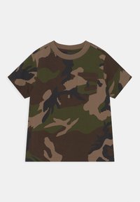 Dětské tričko s krátkým rukávem v zeleno-hnědo-černém maskáčovém vzoru a náprsní kapsou s malým vyšitým logem.