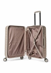 Valise rigide avec extérieur texturé beige, compartiments intérieurs, doublure en tissu beige et double roulettes pour faciliter la mobilité.