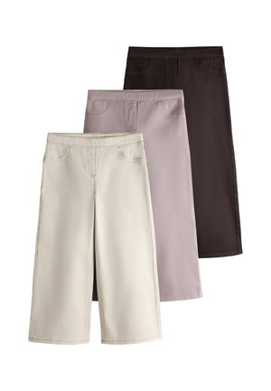 Trzy spódnice do kolan w kolorach kremowym, mauve i ciemnym brązie, każda z przednimi kieszeniami i elastycznymi pasami.