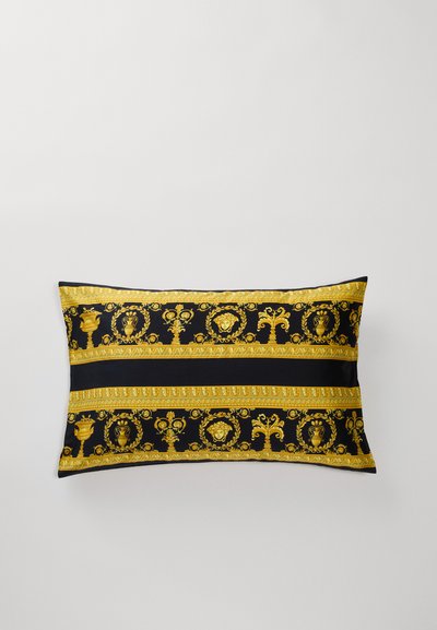 Poduszka dekoracyjna z czarnej tkaniny z odważnymi złotymi wzorami, w tym ozdobnymi motywami i paskami. Prostokątny kształt o gładkiej fakturze.