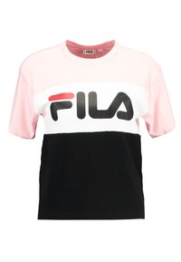 Camiseta Fila con mangas cortas, cuello redondo, bloques de color rosa, blanco y negro, y un gran logo negro en la parte frontal.