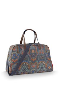 Große Reisetasche mit blauem, orangefarbenem und braunem, filigranem Blumen-Paisley-Muster, braunen Griffen und einstellbarem, blau gestreiftem Schultergurt.