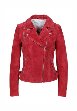 Veste de moto en daim rouge avec un design ajusté, fermeture éclair asymétrique et finitions en métal argenté. Comprend des poches latérales et des coutures délicates.