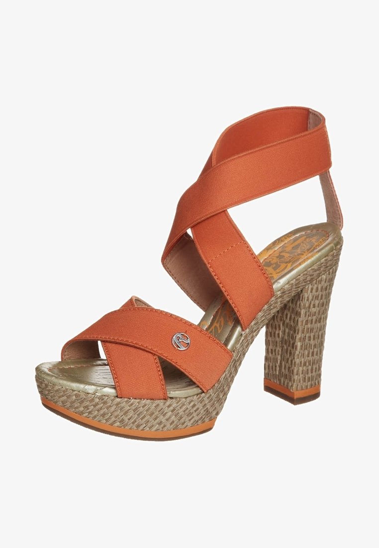 Sandale à talon haut orange avec plateforme tissée, lanières en tissu croisées et talon bloc avec un petit logo métallique sur la lanière avant.