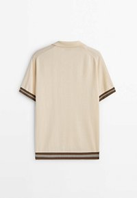 Polo beige à manches courtes avec poignets et ourlet côtelés à rayures marron et blanches, vu de dos sur un fond blanc.