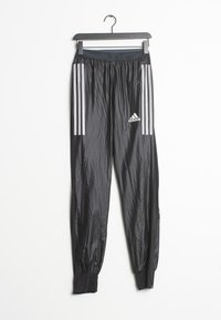 Svarta träningsbyxor gjorda av ett strukturerat, lättviktigt material. Har tre vita ränder på sidorna och en Adidas-logotyp på framsidan.