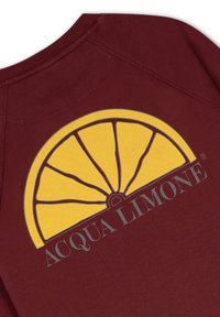 Mörkröd sweatshirt med en stor gul citronskivegrafik och texten "ACQUA LIMONE" i grått under designen.