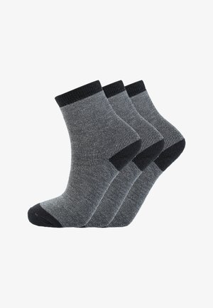Tre par ankelstrømper i grå nuancer med ribbet tekstur, mørke manchetter og forstærkede hæle og tæer. Blødt strikket materiale.